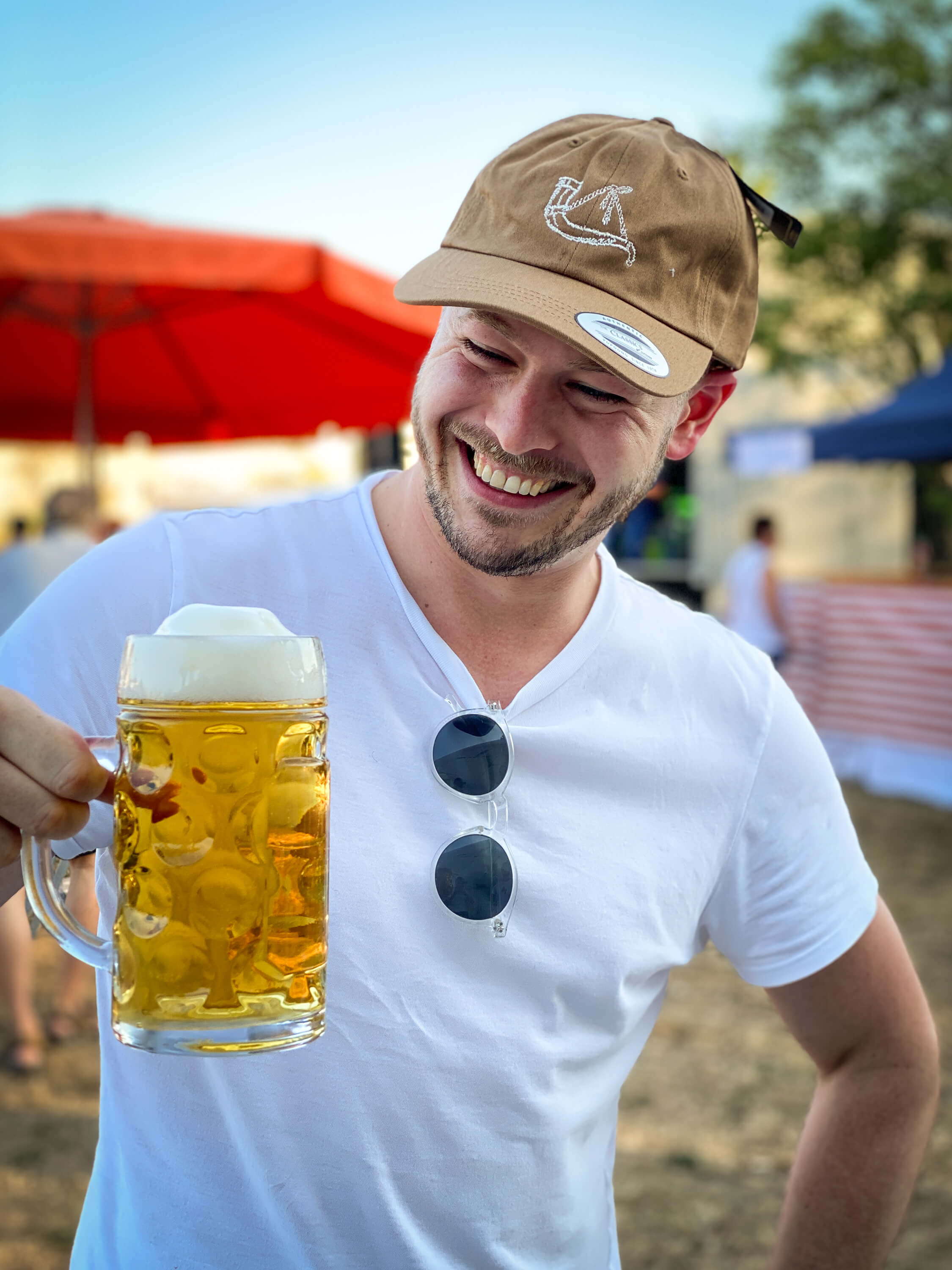 Glücklicher Mann mit Bier